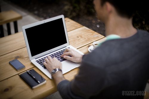 彩色电子商务男子在桌前用电脑办公娱乐学习电子产品宣传背景图片